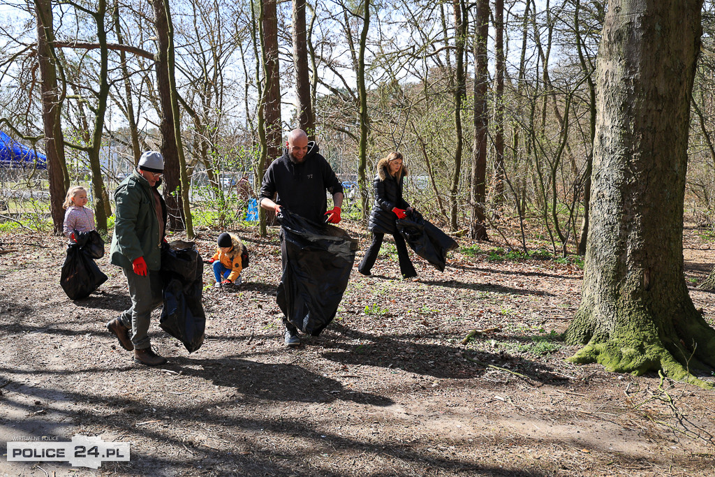 Sprzątanie lasu w Policach. Góry śmieci przy cmentarzu