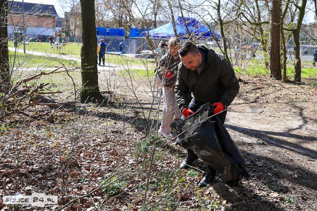 Sprzątanie lasu w Policach. Góry śmieci przy cmentarzu