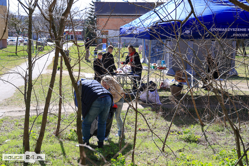 Sprzątanie lasu w Policach. Góry śmieci przy cmentarzu