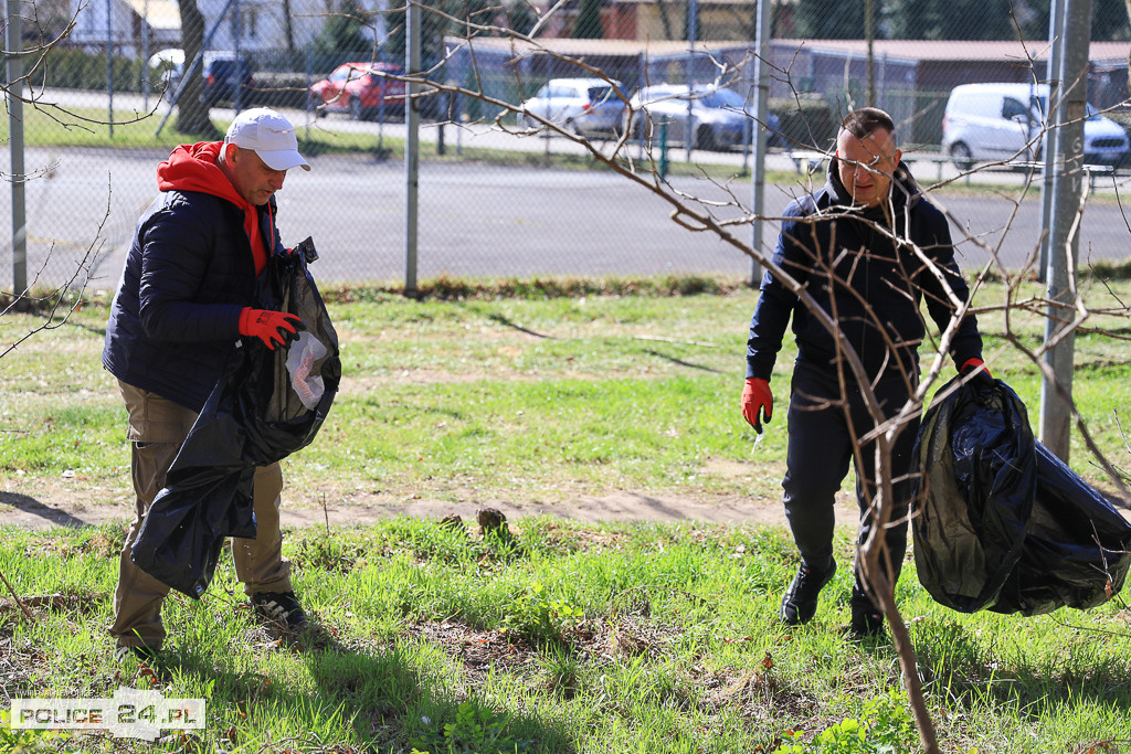 Sprzątanie lasu w Policach. Góry śmieci przy cmentarzu