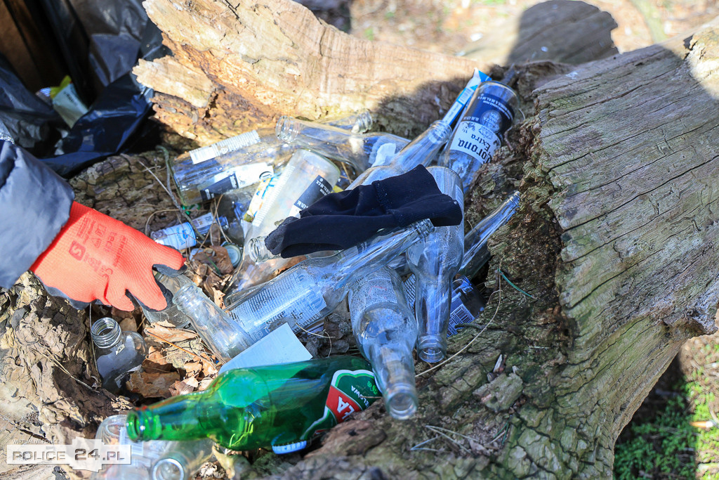 Sprzątanie lasu w Policach. Góry śmieci przy cmentarzu