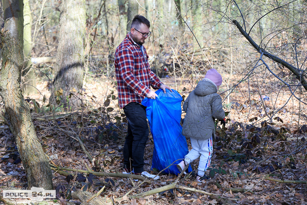 Sprzątanie lasu w Policach. Góry śmieci przy cmentarzu