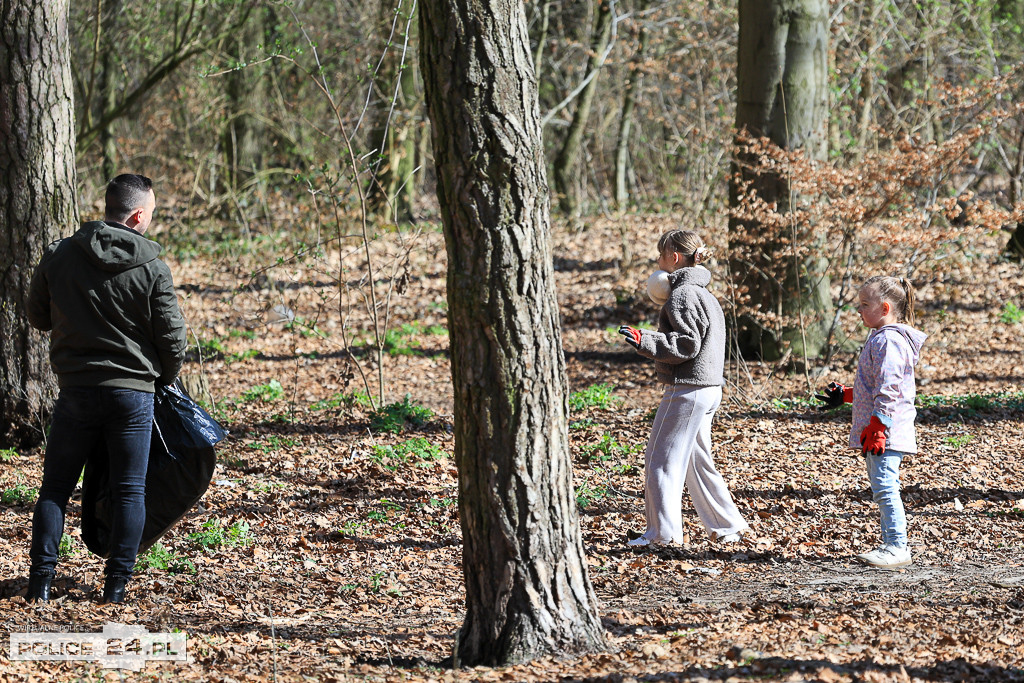 Sprzątanie lasu w Policach. Góry śmieci przy cmentarzu