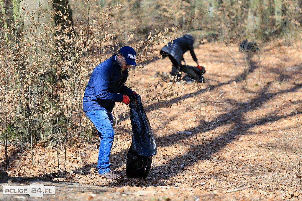 Sprzątanie lasu w Policach. Góry śmieci przy cmentarzu