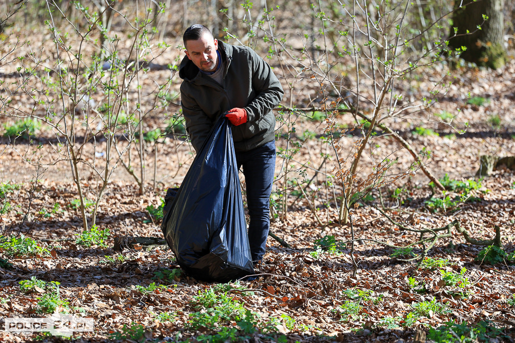 Sprzątanie lasu w Policach. Góry śmieci przy cmentarzu