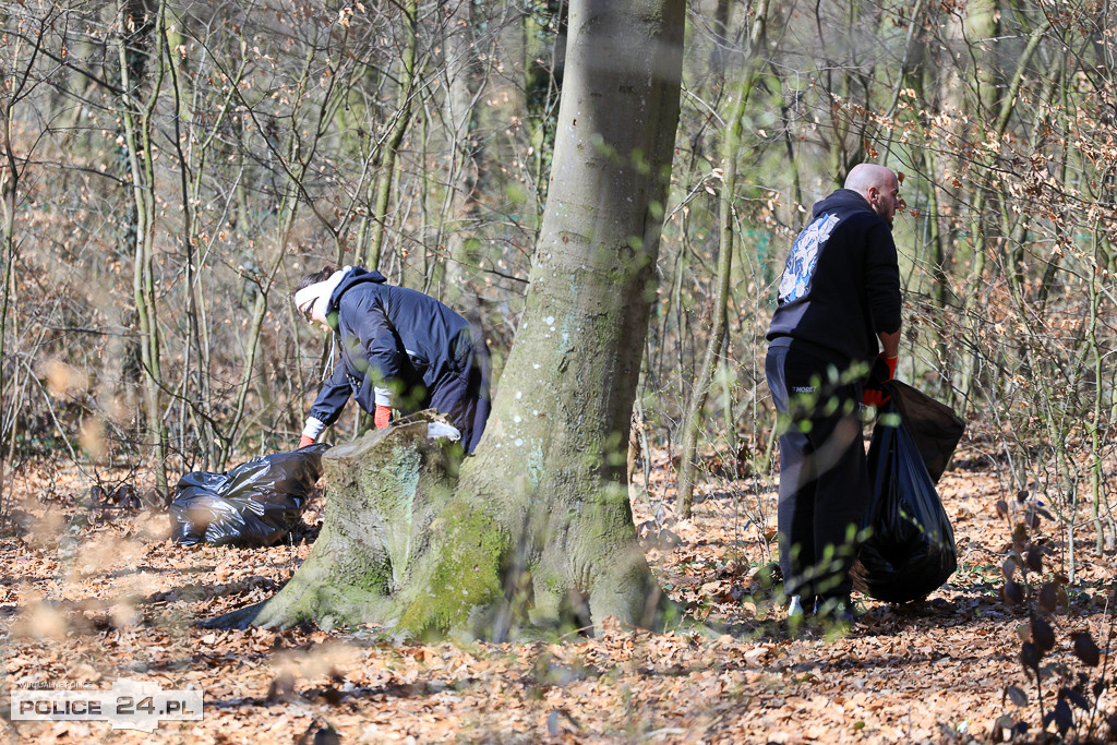 Sprzątanie lasu w Policach. Góry śmieci przy cmentarzu