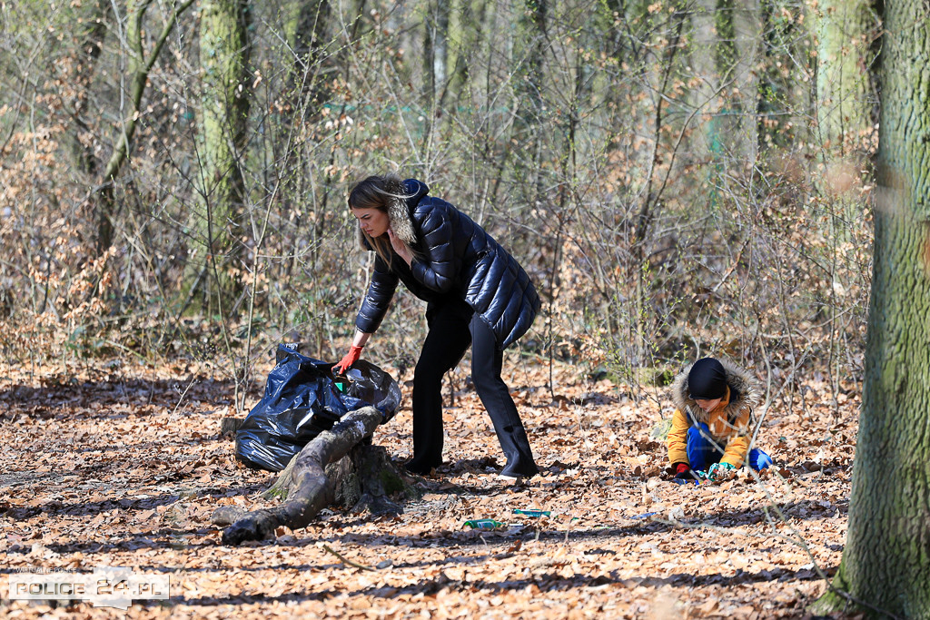 Sprzątanie lasu w Policach. Góry śmieci przy cmentarzu
