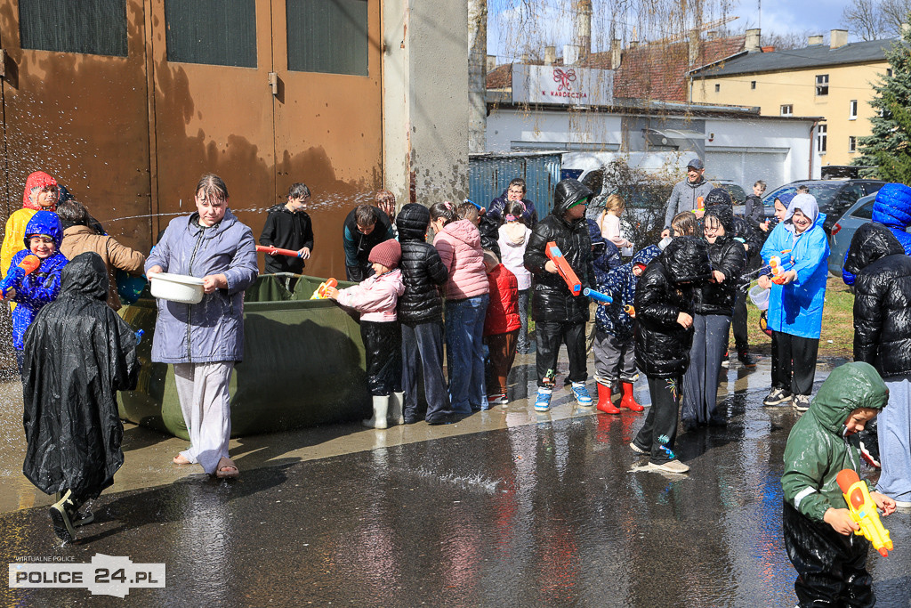 Śmigus-dyngus ze strażakami w Policach