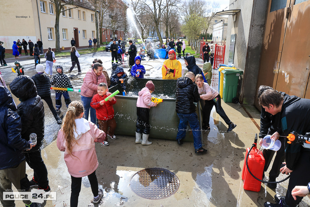 Śmigus-dyngus ze strażakami w Policach