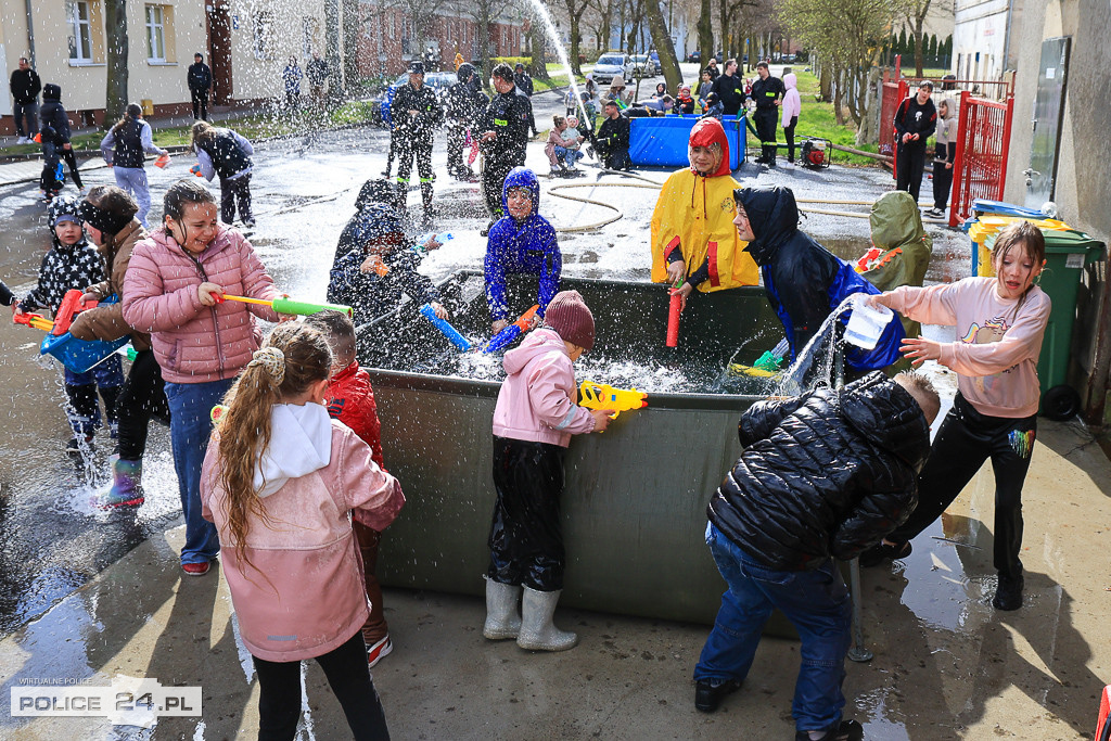 Śmigus-dyngus ze strażakami w Policach