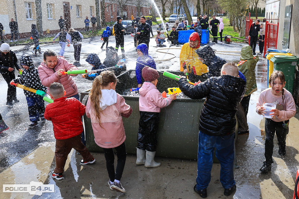 Śmigus-dyngus ze strażakami w Policach