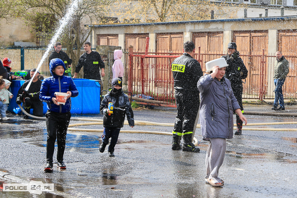 Śmigus-dyngus ze strażakami w Policach