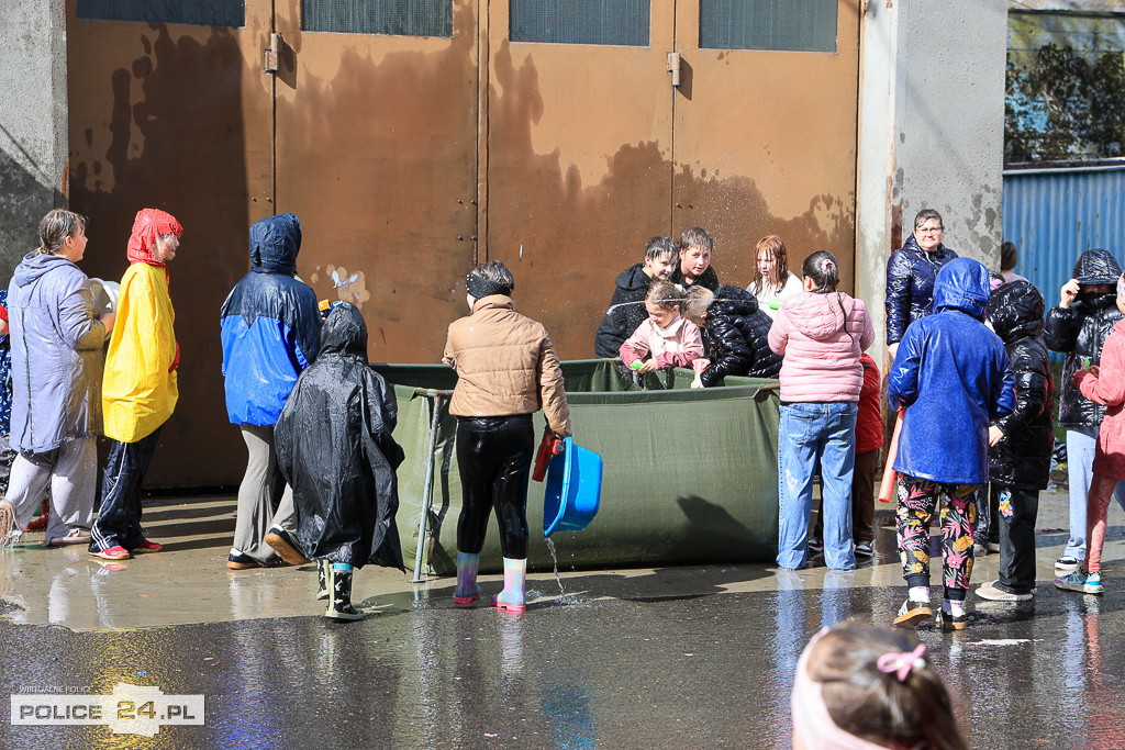 Śmigus-dyngus ze strażakami w Policach