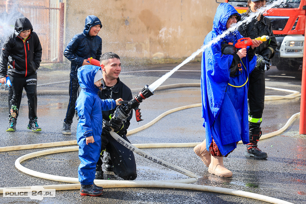 Śmigus-dyngus ze strażakami w Policach
