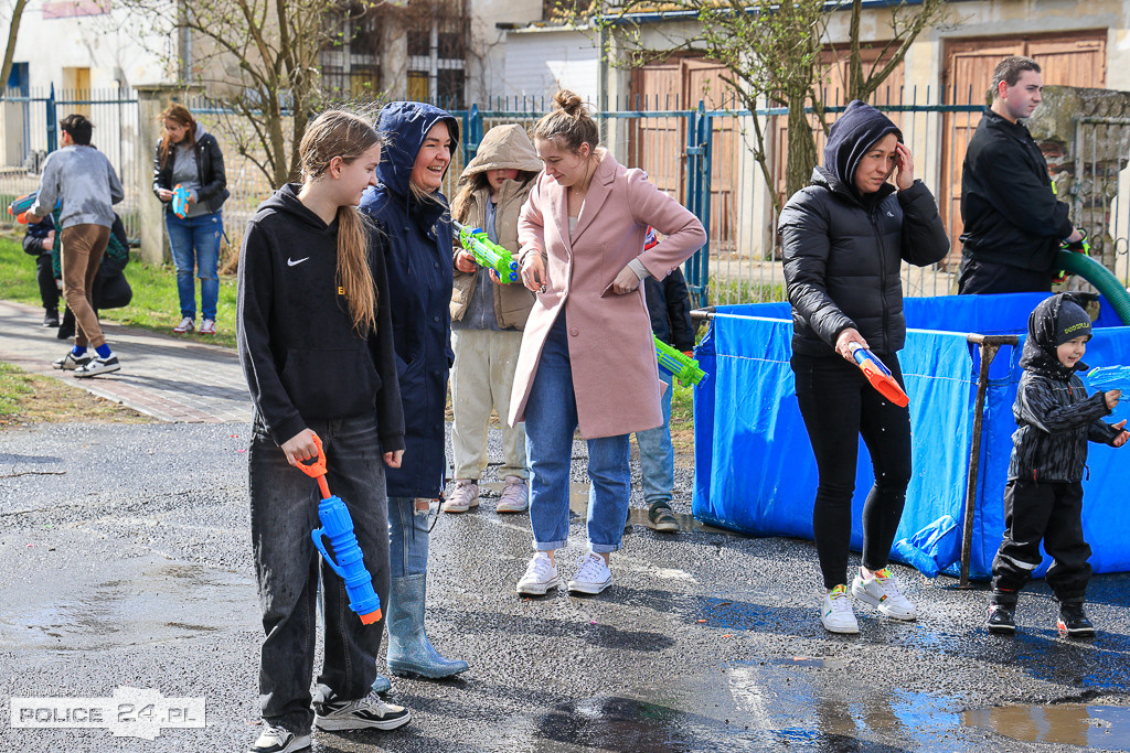 Śmigus-dyngus ze strażakami w Policach