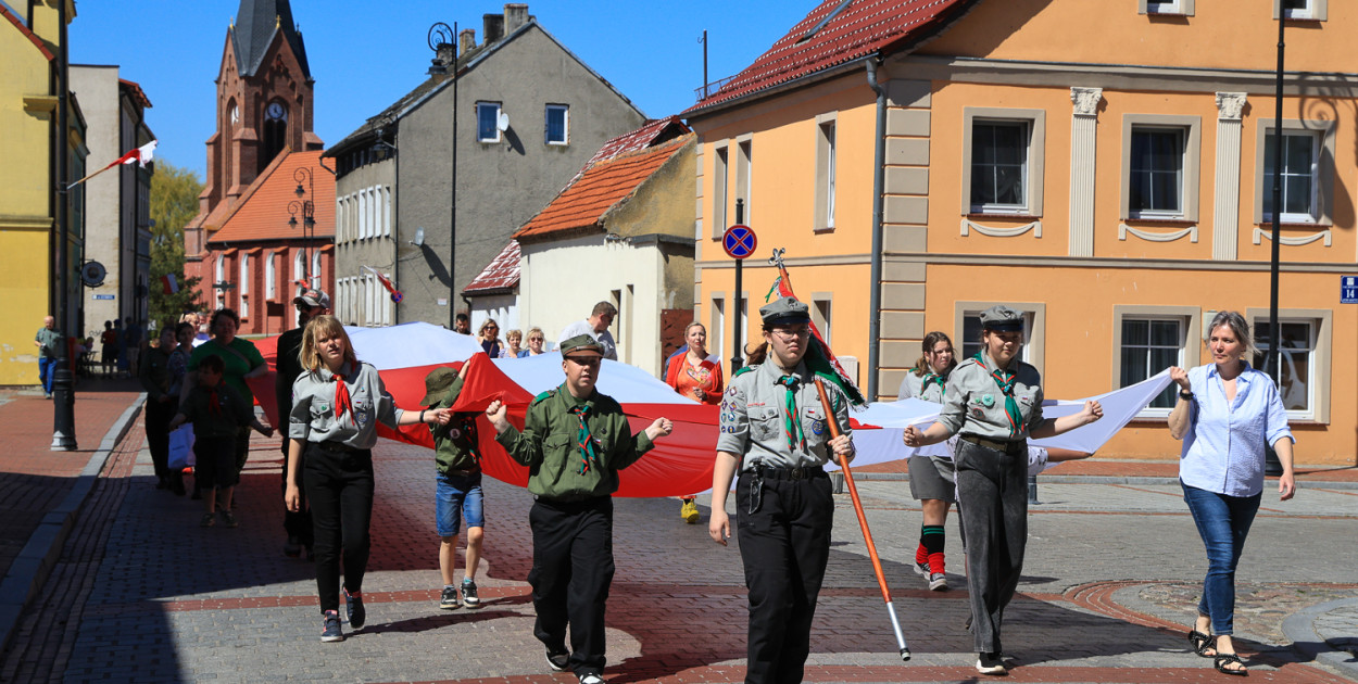 Marsz z flagą w Nowym Warpnie