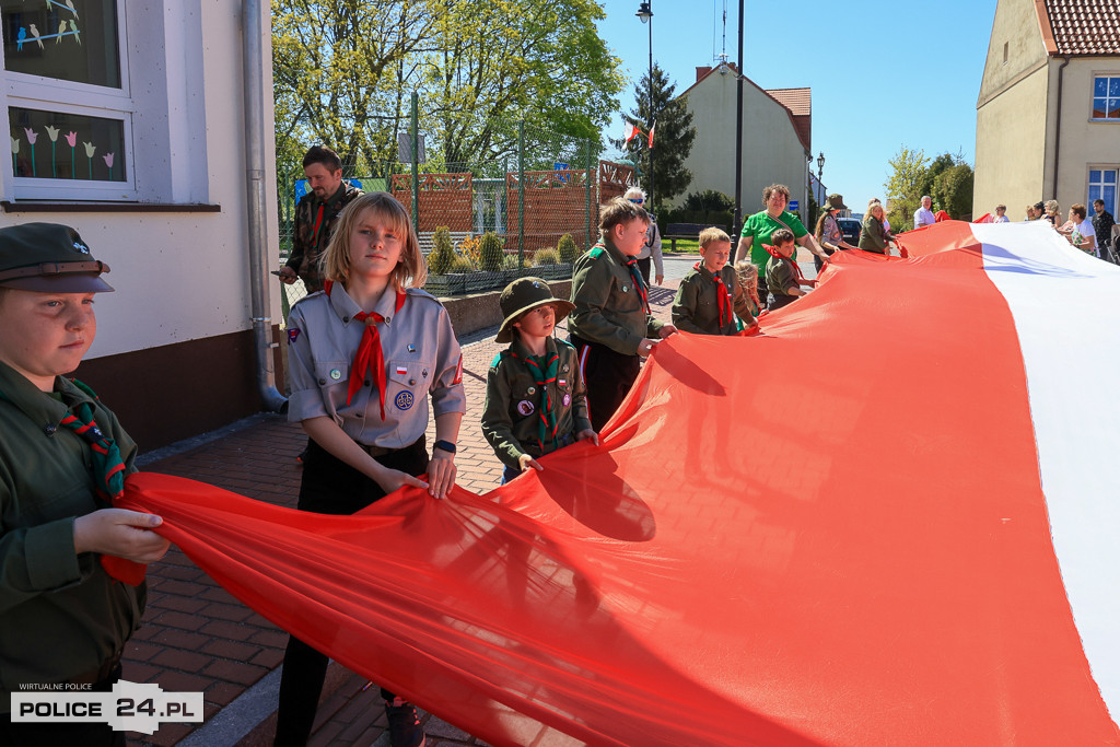 Marsz z flagą w Nowym Warpnie