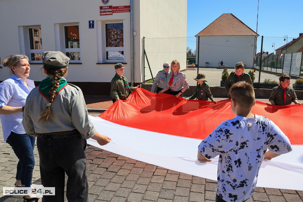 Marsz z flagą w Nowym Warpnie