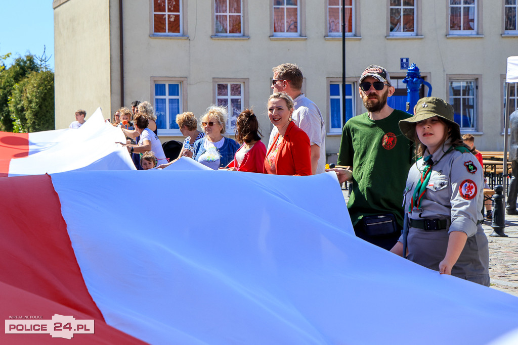 Marsz z flagą w Nowym Warpnie