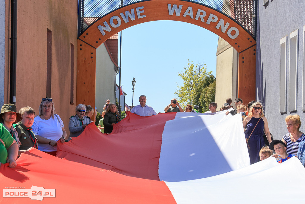 Marsz z flagą w Nowym Warpnie