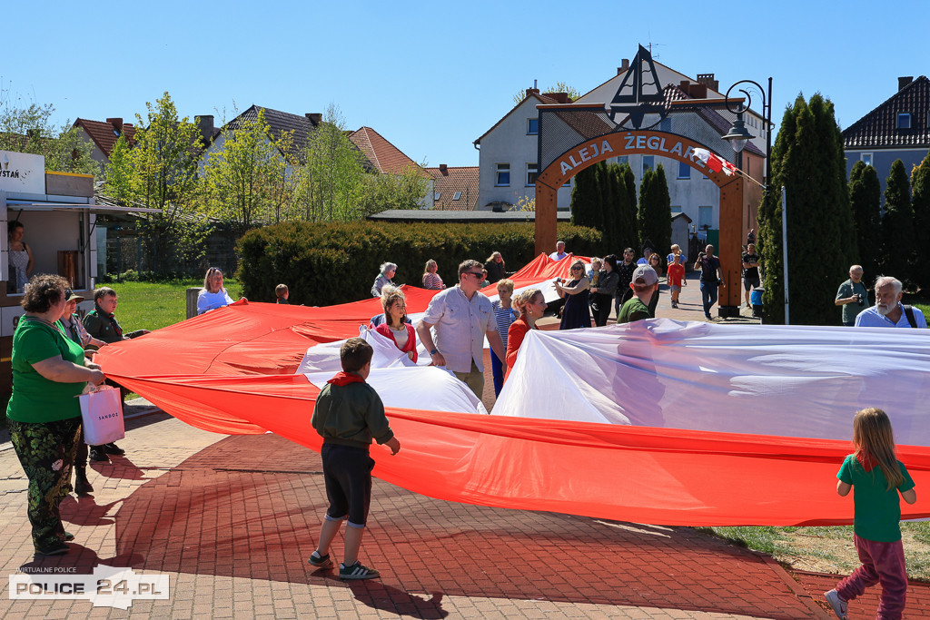 Marsz z flagą w Nowym Warpnie