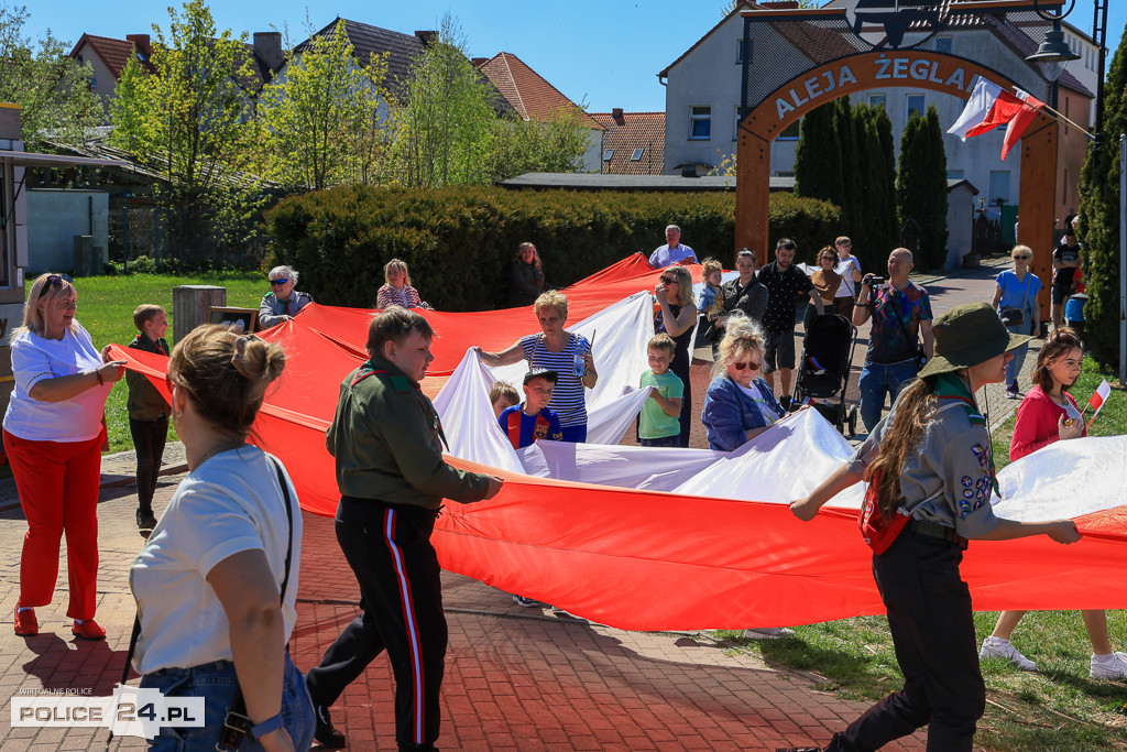 Marsz z flagą w Nowym Warpnie