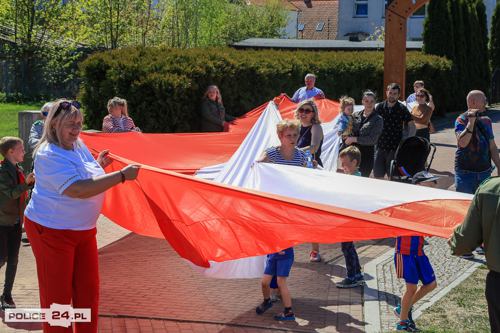 Marsz z flagą w Nowym Warpnie