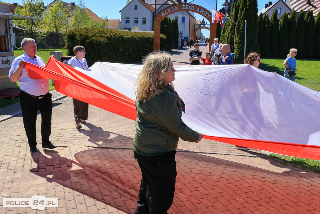 Marsz z flagą w Nowym Warpnie