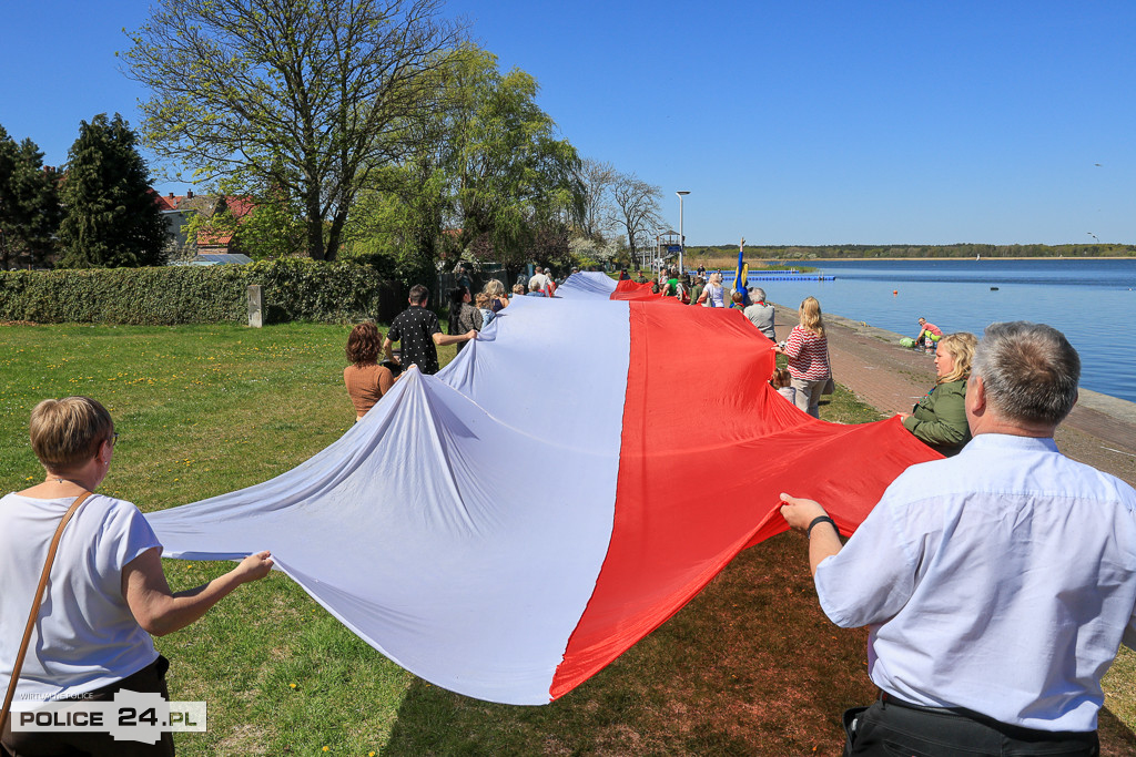Marsz z flagą w Nowym Warpnie