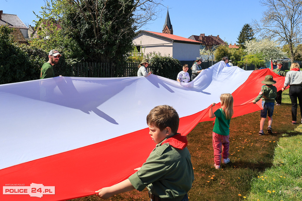 Marsz z flagą w Nowym Warpnie
