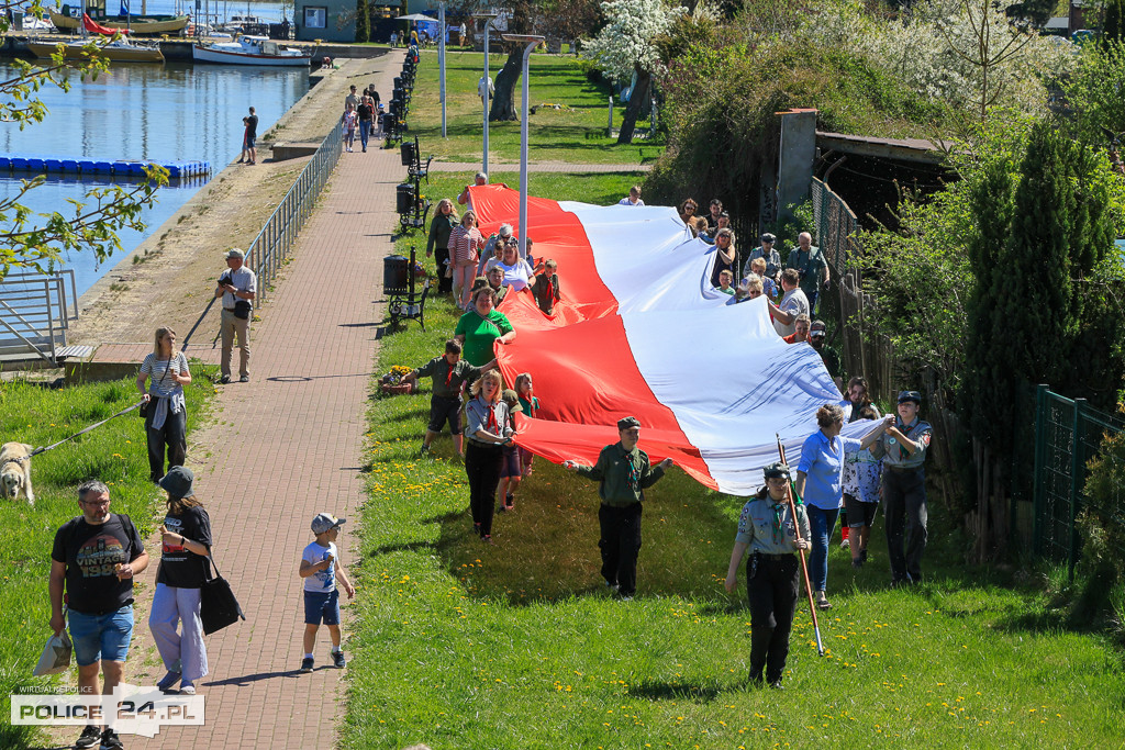 Marsz z flagą w Nowym Warpnie