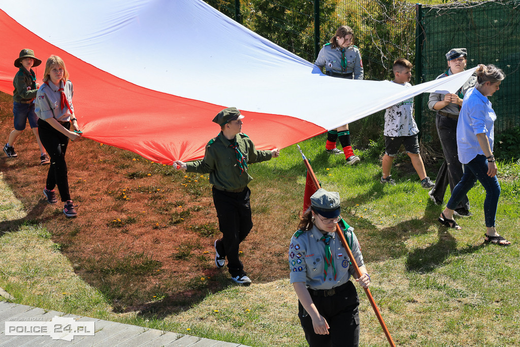 Marsz z flagą w Nowym Warpnie