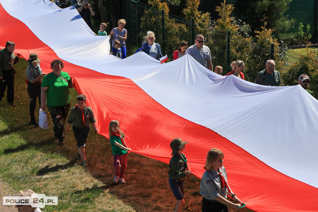 Marsz z flagą w Nowym Warpnie