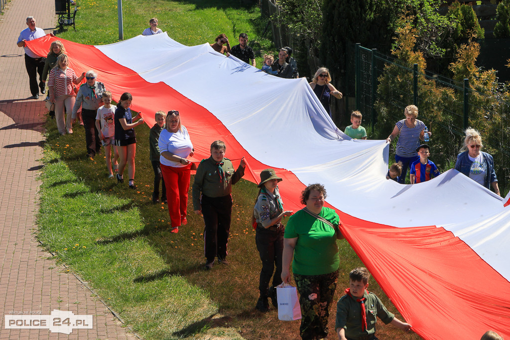 Marsz z flagą w Nowym Warpnie