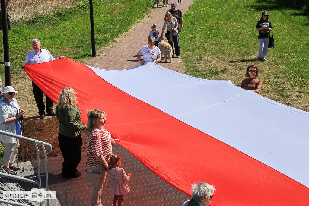 Marsz z flagą w Nowym Warpnie