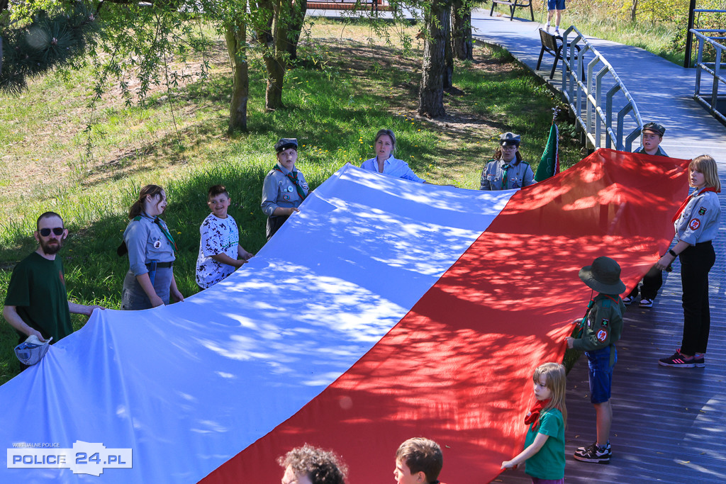 Marsz z flagą w Nowym Warpnie