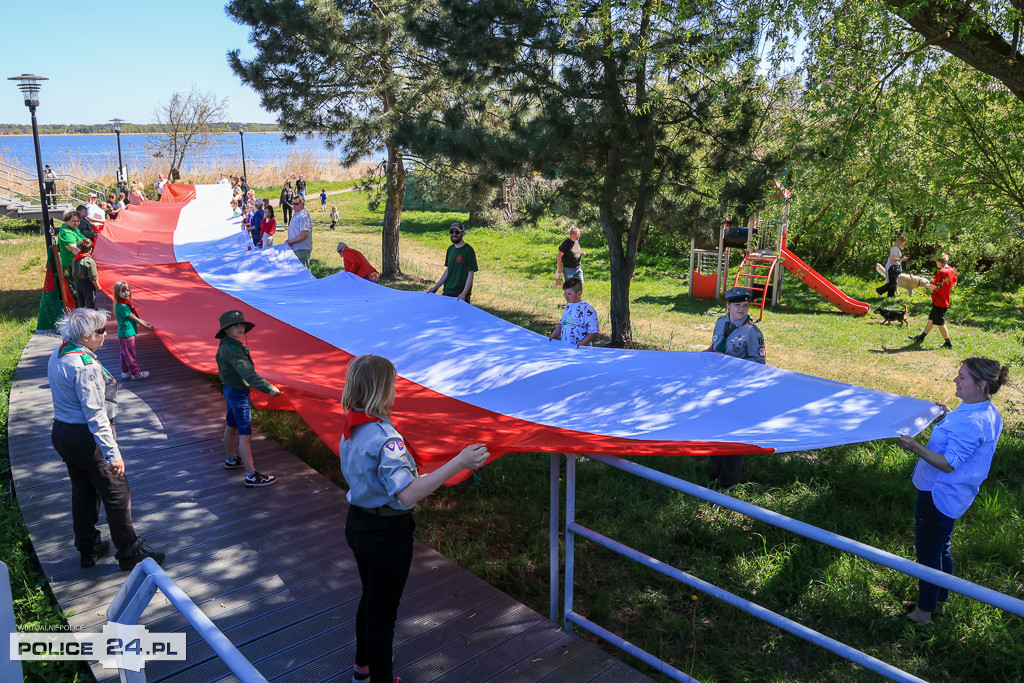Marsz z flagą w Nowym Warpnie