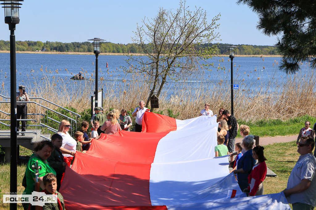 Marsz z flagą w Nowym Warpnie