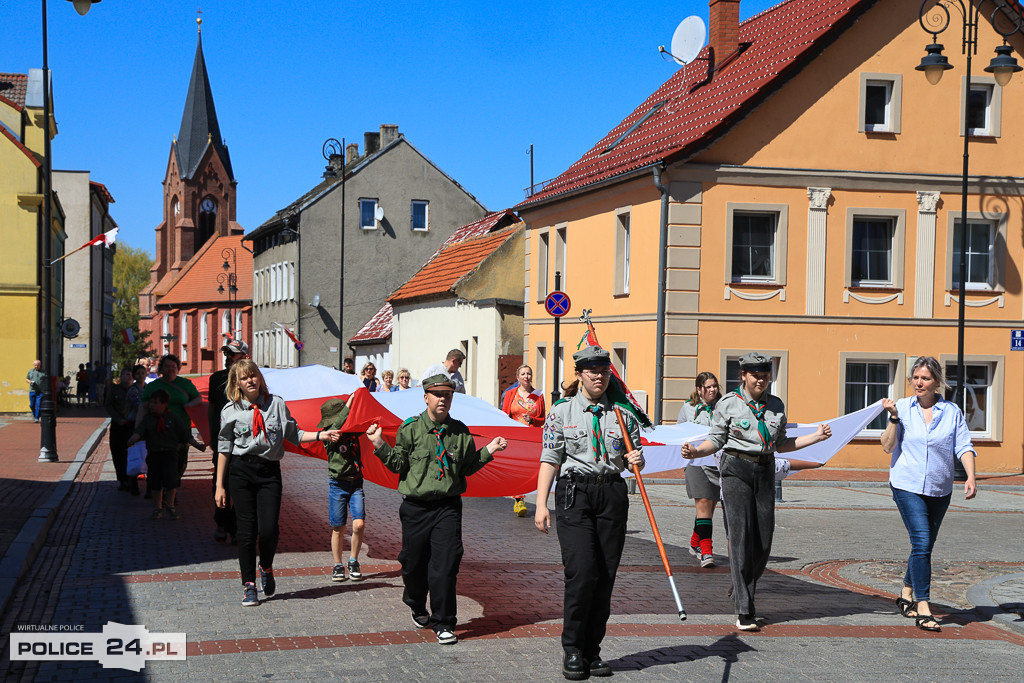 Marsz z flagą w Nowym Warpnie