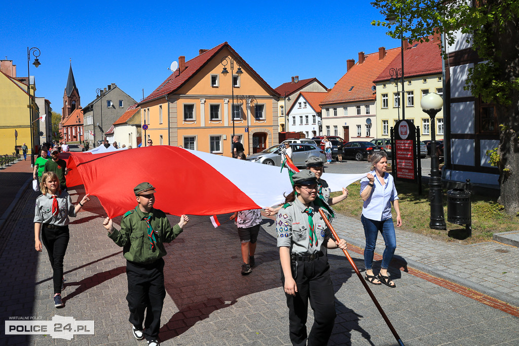 Marsz z flagą w Nowym Warpnie