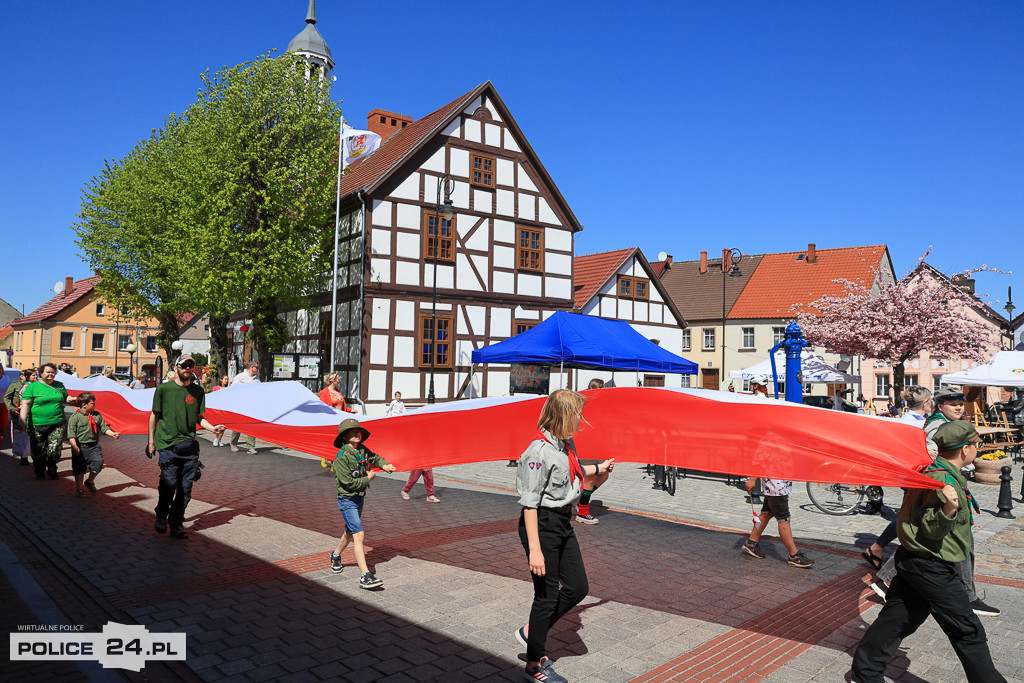 Marsz z flagą w Nowym Warpnie