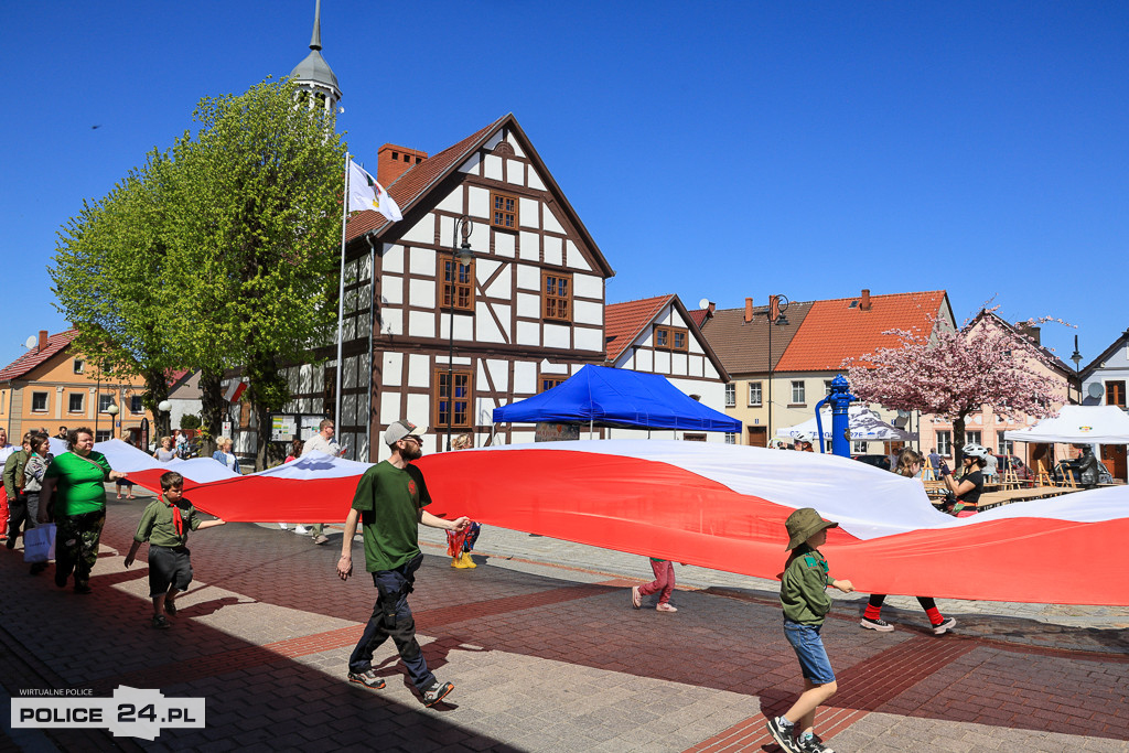 Marsz z flagą w Nowym Warpnie