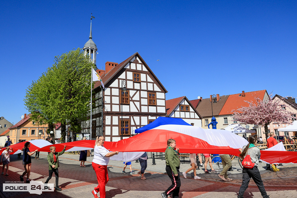 Marsz z flagą w Nowym Warpnie