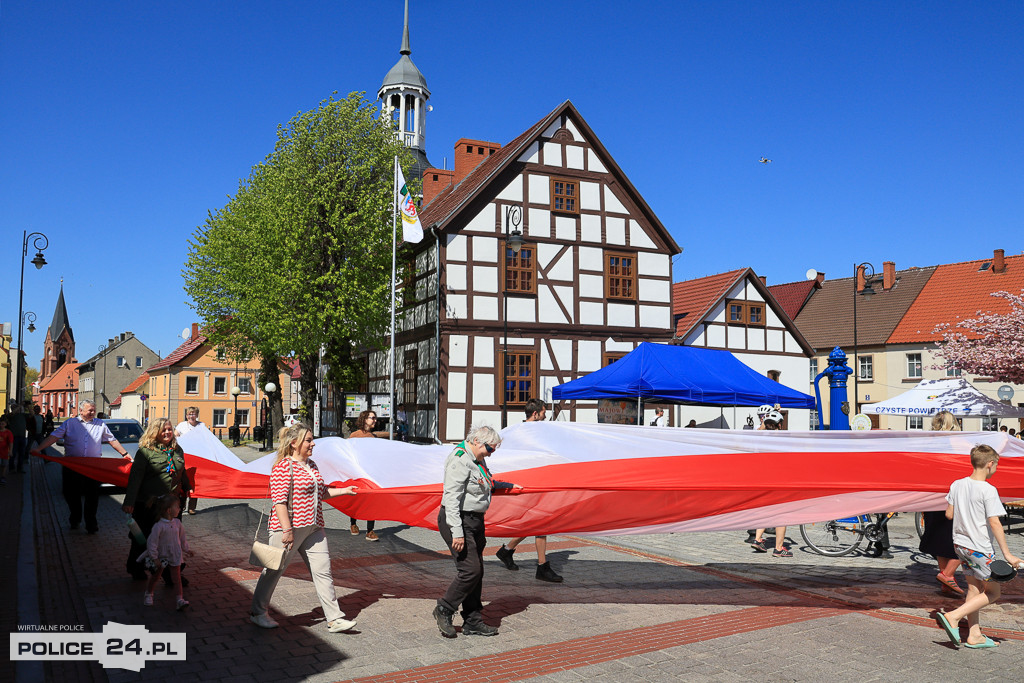 Marsz z flagą w Nowym Warpnie