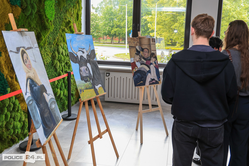 Wernisaż prac uczestników pracowni malarskiej
