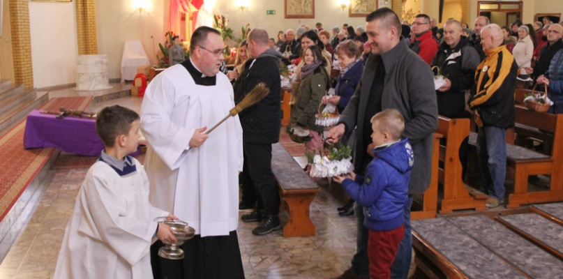 Wielka Sobota - święcenie pokarmów w polickich parafiach [foto]