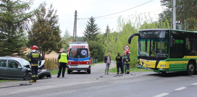 Zderzenie autobusu z osobówką w Pilchowie [foto]