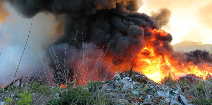 Trwa akcja gaśnicza na wysypisku przy ul. Kamiennej [foto/wideo]