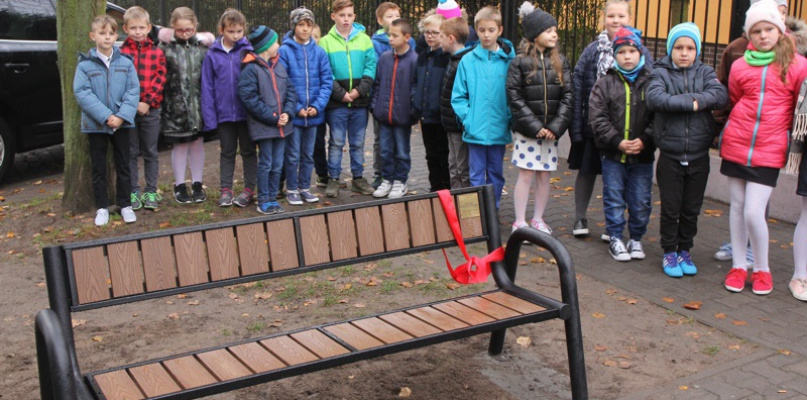 Sentencje uczniów na ławkach w Policach i Trzebieży [foto]