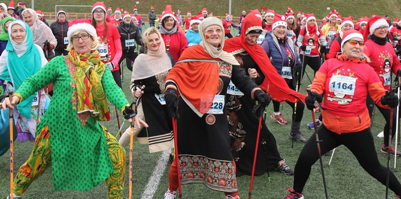 VI Bieg Mikołajkowy - marsz nordic walking [foto]
